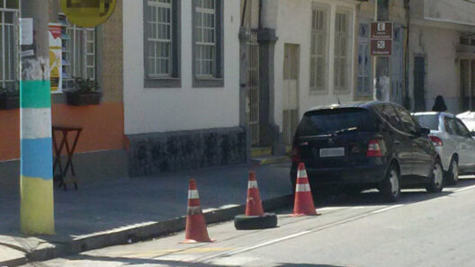 Comerciantes "reservam" vagas nos estacionamentos públicos, o que é proibido por lei (Foto: divulgação)