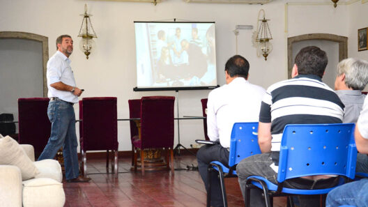 Delmir Custódio apresenta o Regin aos servidores municipais (Foto: Edmilson Domingos)