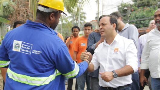 Prefeito vistoria obras de pavimentação e drenagem no Maravista (Luciana Carneiro)